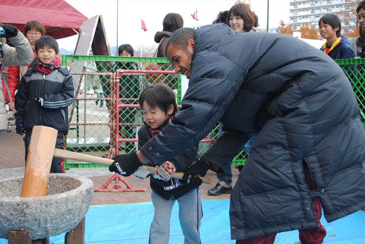 フェルナンド選手も参加者の皆さんと一緒におもちをつきました