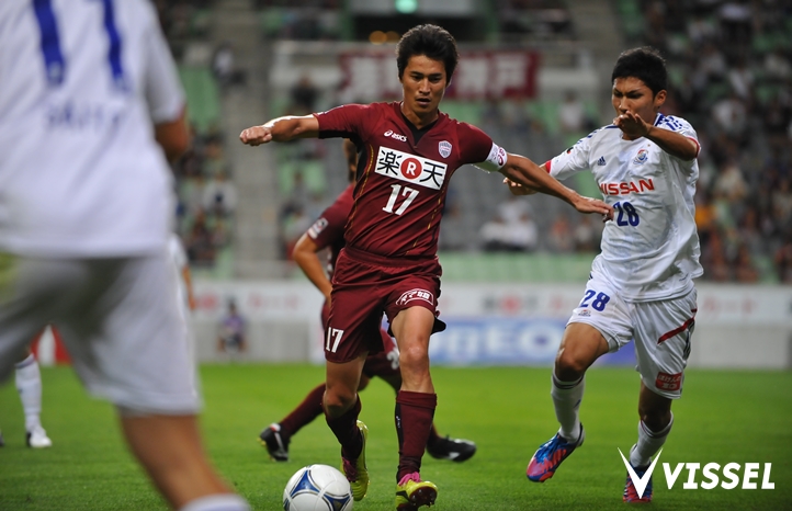 前線でボールをキープする吉田孝行選手