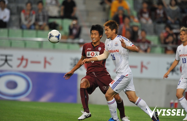 体を張ってゴールを狙う都倉賢選手