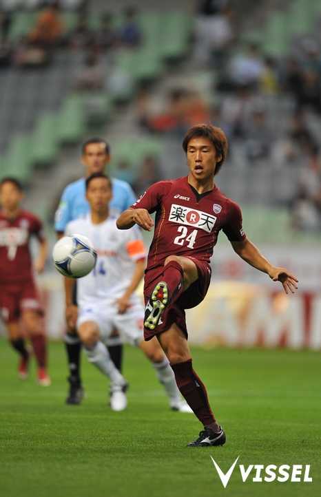 落ち着いてボールをつなぐ三原雅俊選手