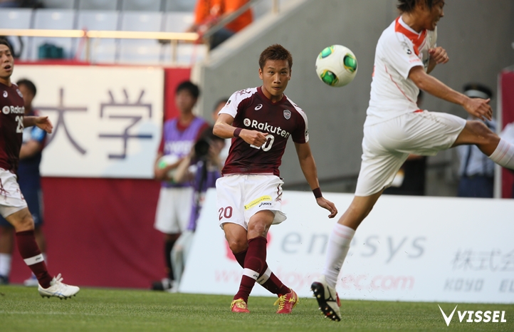 前線へボールを送る杉浦恭平選手