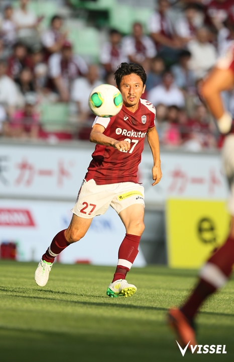 ルーズボールをケアする橋本英郎選手