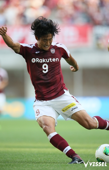 シュートを放つ都倉賢選手