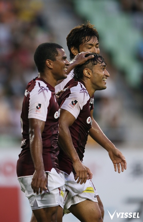 ポポ選手の追加点を祝う選手たち