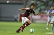ドリブルでボールを運ぶ田代有三選手