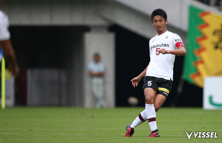 DFラインからフィードを送る河本裕之選手