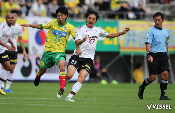 プレスを受けながらボールを繋ぐ橋本英郎選手
