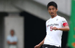 DFラインからフィードを送る河本裕之選手