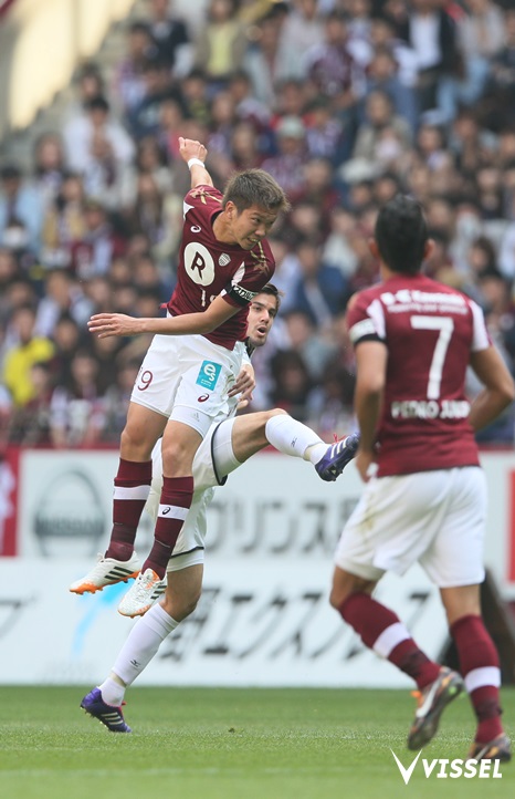 相手の攻撃を跳ね返す岩波拓也選手