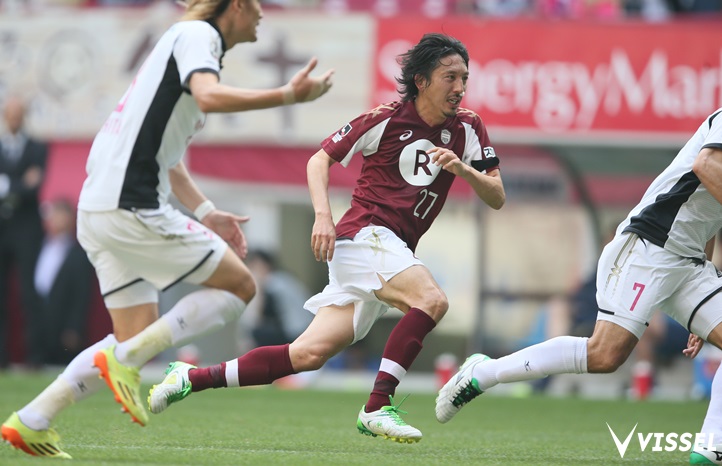 相手にプレッシャーをかける橋本英郎選手