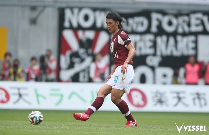 DFラインでボールを回す増川隆洋選手