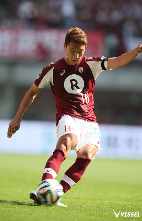 前線へフィードを送るチョン ウヨン選手