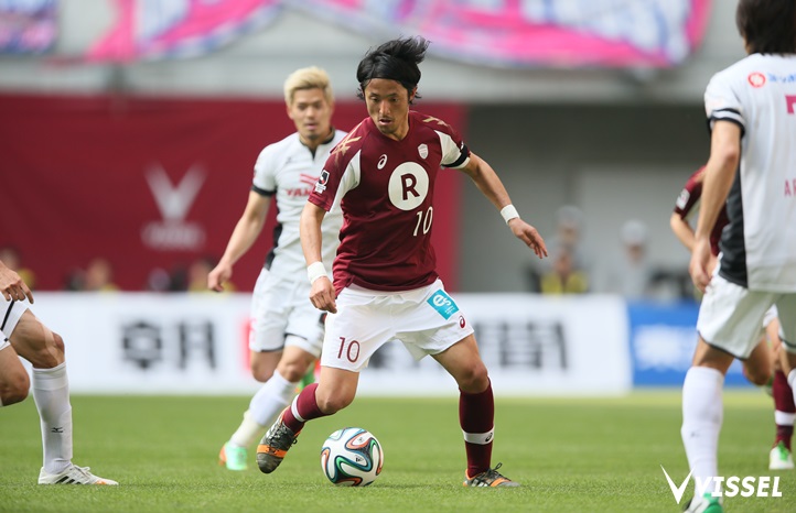 相手に囲まれながらボールをキープする森岡亮太選手