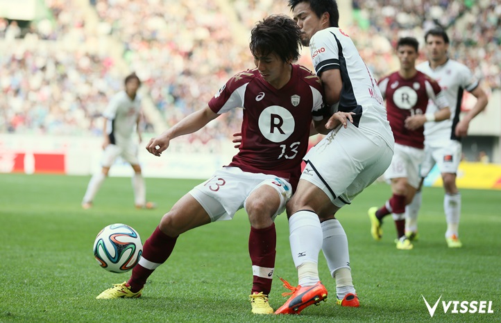 前線でボールをキープする小川慶治朗選手