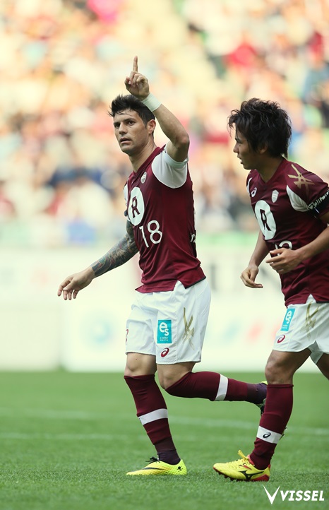 マルキーニョス選手の5試合連続得点となるPKで追いつく!!