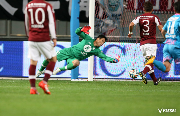 相手の鋭いシュートに反応して弾き出した徳重健太選手