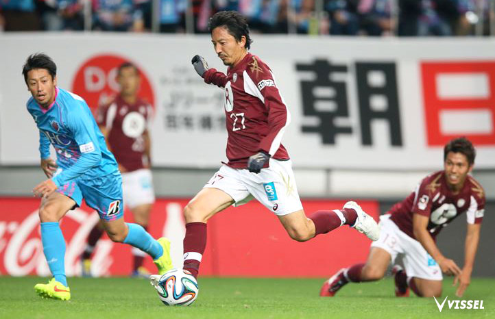 前線へのパスを狙う橋本英郎選手