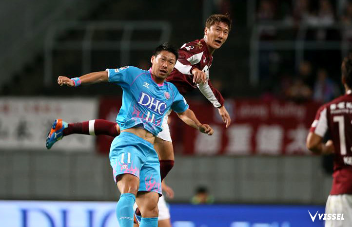 ハイボールを相手と競り合うチョンウヨン選手