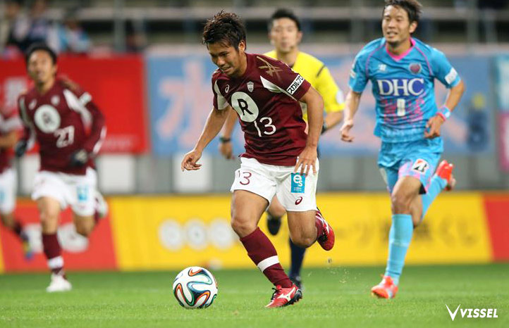 ドリブルで前線にボールを運ぶ小川慶治朗選手