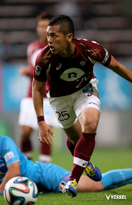 相手からボールを奪いドリブルで持ち上がる奥井諒選手