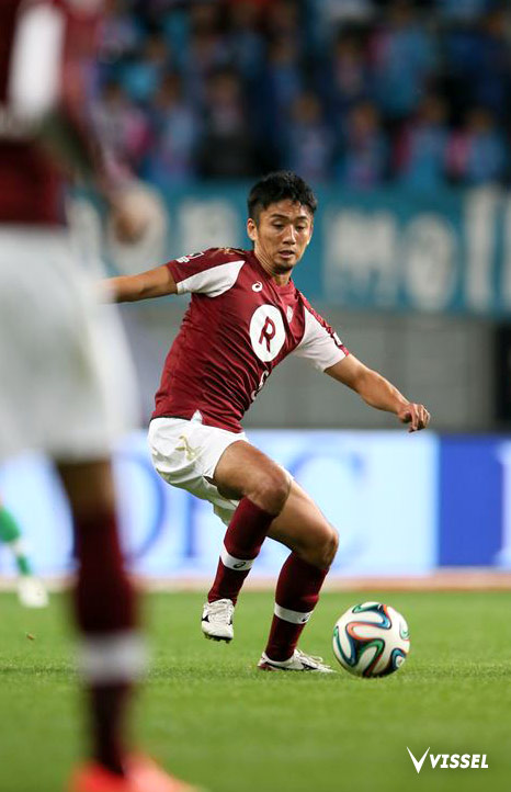 ルーズボールに懸命に足を出す河本裕之選手