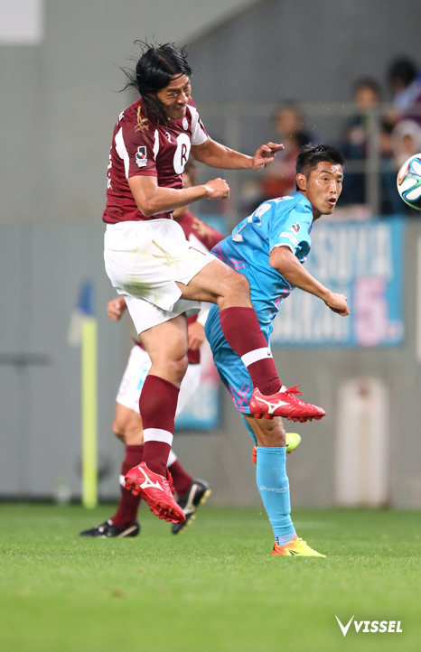 相手の激しい当たりにも負けずに競り合う増川隆洋選手