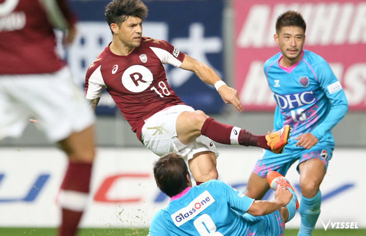 果敢にゴールを狙うマルキーニョス選手