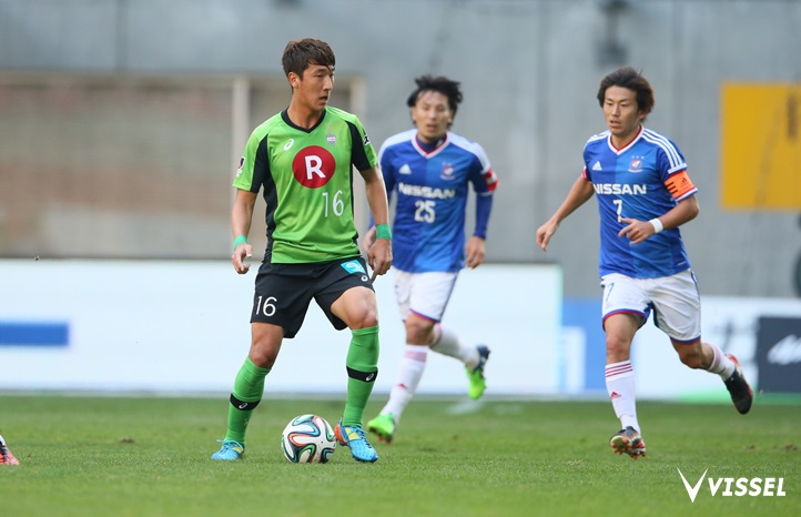 ボールをキープするチョン ウヨン選手