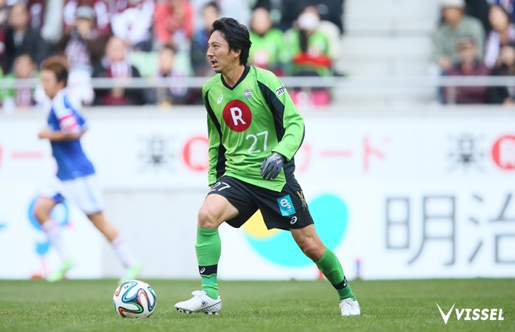 パスの出しどころを探す橋本英郎選手