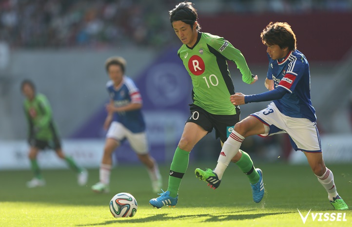 ドリブルで切れ込む森岡亮太選手