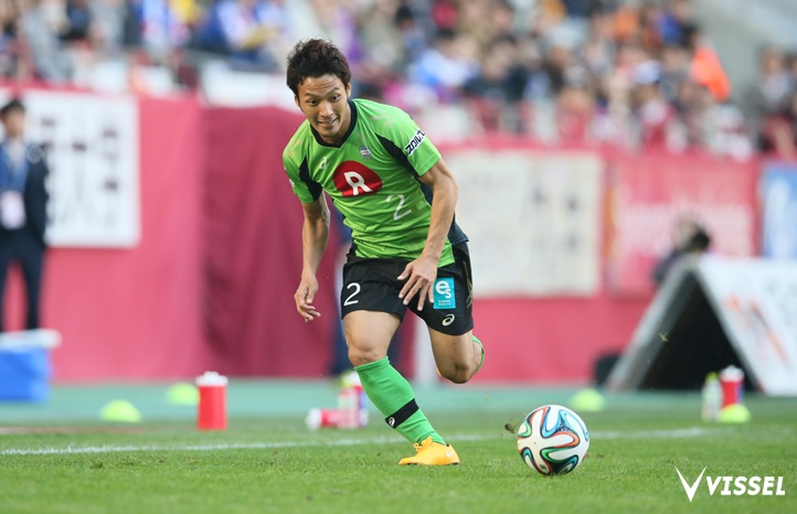 サイドを駆け上がる高橋峻希選手