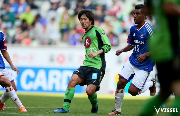 中盤でボールをつなぐ枝村匠馬選手