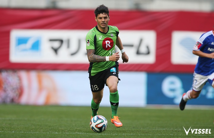 前線へドリブルで駆け上がるマルキーニョス選手