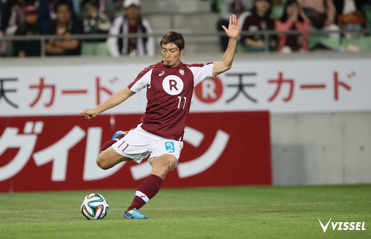 田代有三選手がシュートを狙う