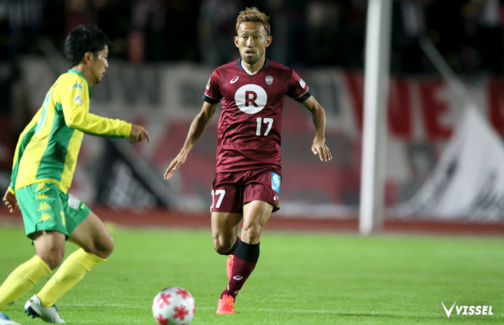 相手にプレッシャーをかける田中英雄選手