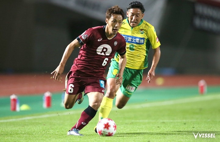 ライン際で相手をかわしてドリブルで持ち上がる高橋峻希選手