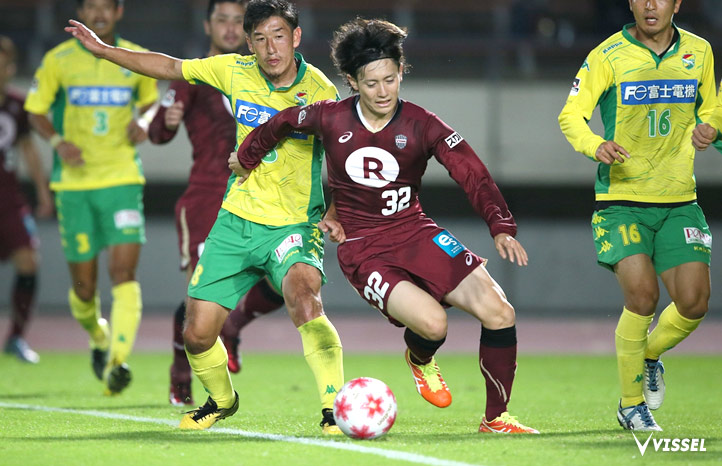 ルーズボールに反応して体を入れてボールをキープする前田凌佑選手