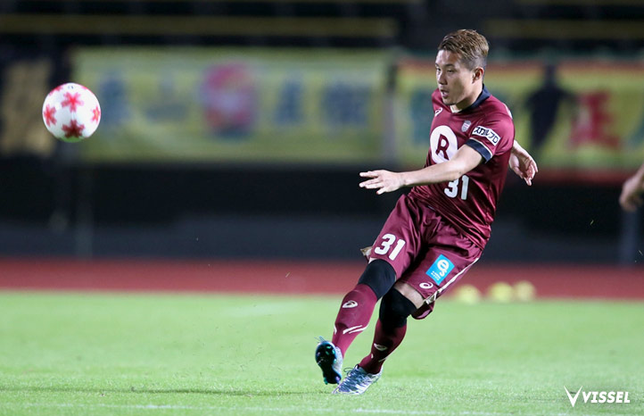 前線へロングパスを送る安田理大選手