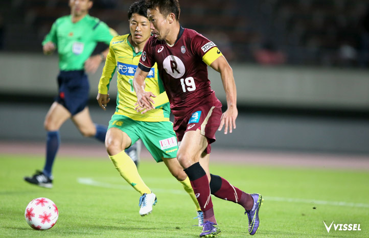 相手と競り合いながらも豪快な決勝ゴールを叩き込んだ渡邉千真選手