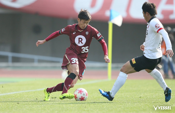 ドリブルで相手をかわす藤谷壮選手
