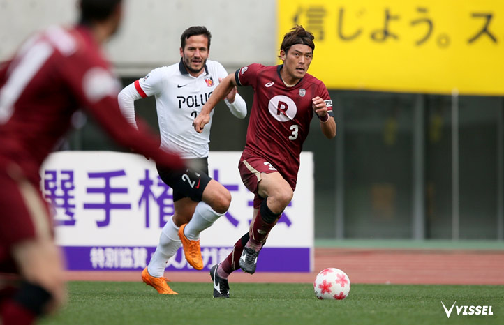 相手をかわしてドリブルで持ち上がる相馬崇人選手