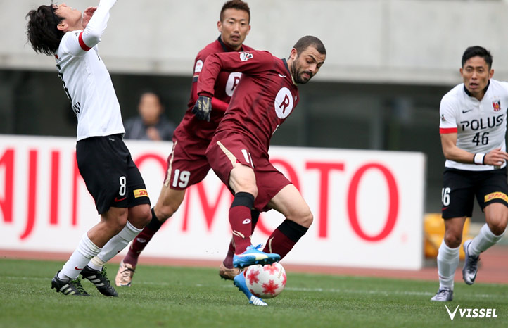 前線でボールをキープするレアンドロ選手