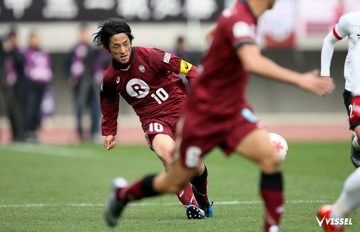 味方が飛び出すスペースへスルーパスを送る森岡亮太選手