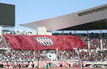 スタジアムに駆け付けた多くのサポーターがビッグフラッグを広げて選手を迎え入れた