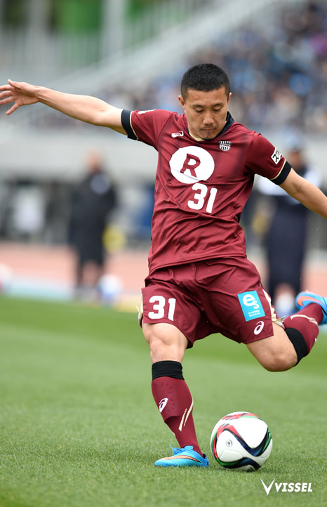 左サイドを駆け上がってクロスを送る安田理大選手