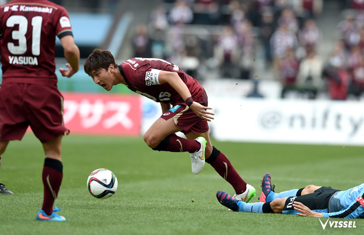 相手の激しいタックルをかわすチョンウヨン選手