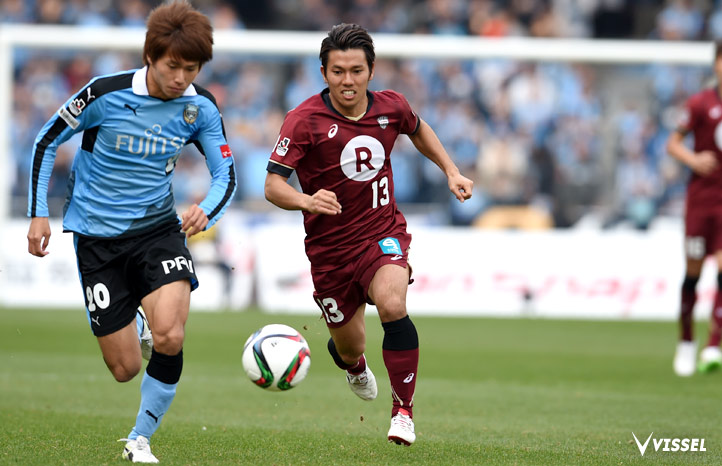 前線からボールを追ってプレスをかける小川慶治朗選手