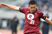 左サイドを駆け上がってクロスを送る安田理大選手