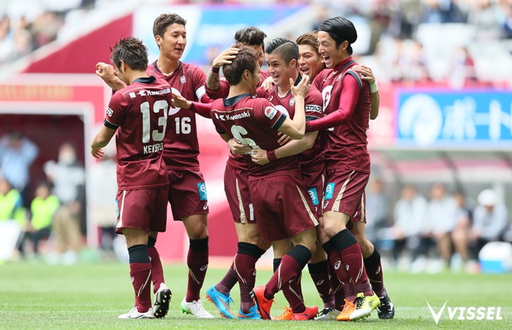 石津選手の先制点に喜ぶ選手たち