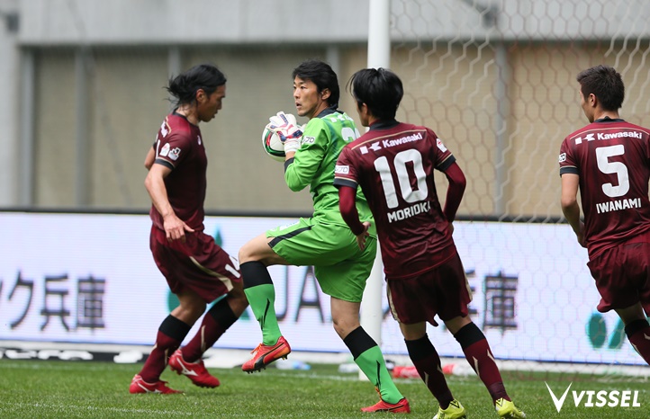 ボールをがっちりと掴みゴールを守る山本海人選手